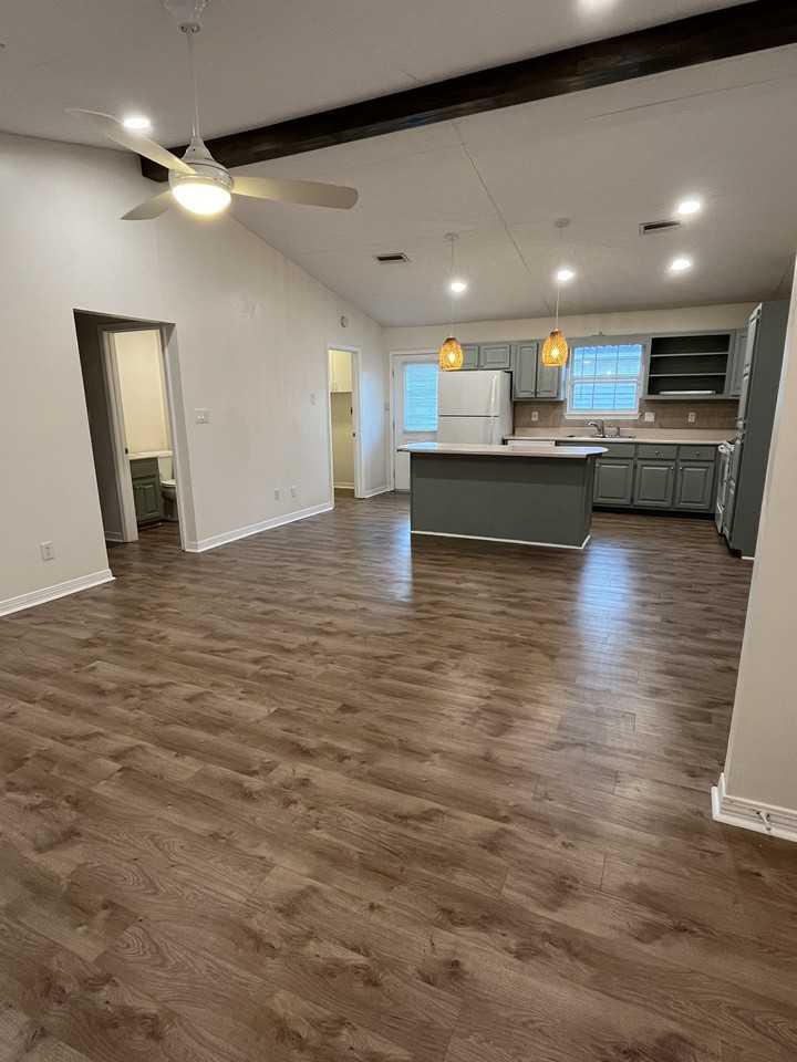 421 Palmetto Ct #NA - Photo 7 of 10