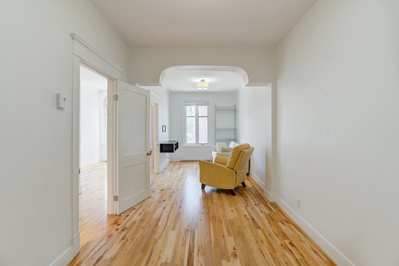 932 Av Laurier E - Photo 5 of 12