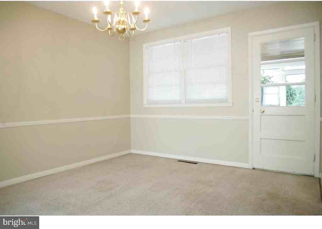 17 Wayne Dr - Photo 4 of 22