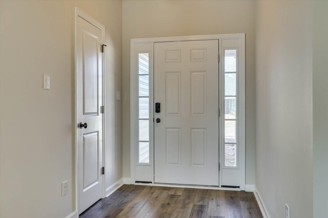 124 Radcliff Dr - Photo 4 of 45