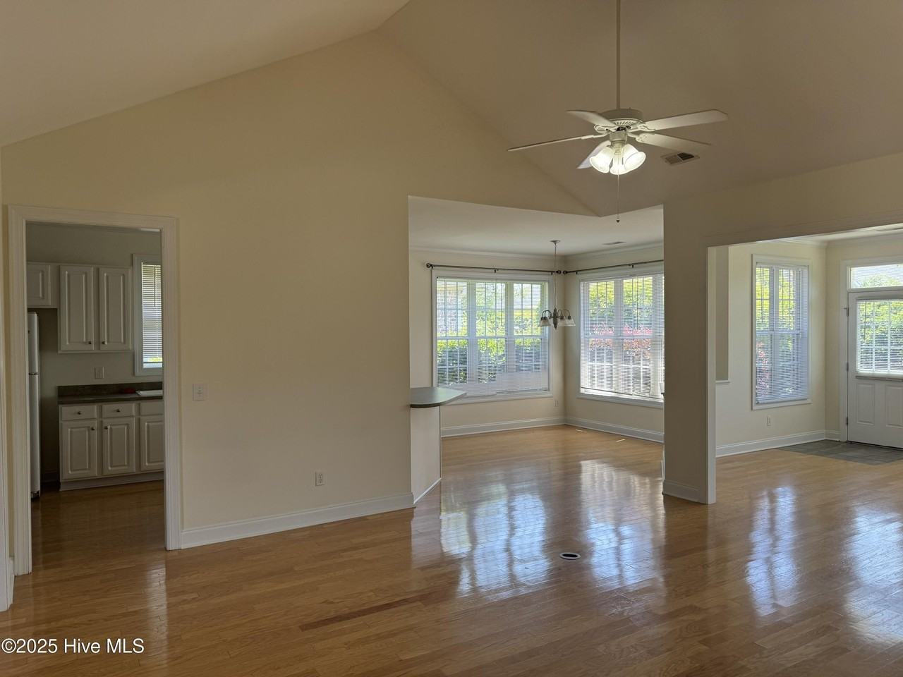 1052 Stonebridge Ln - Photo 4 of 22