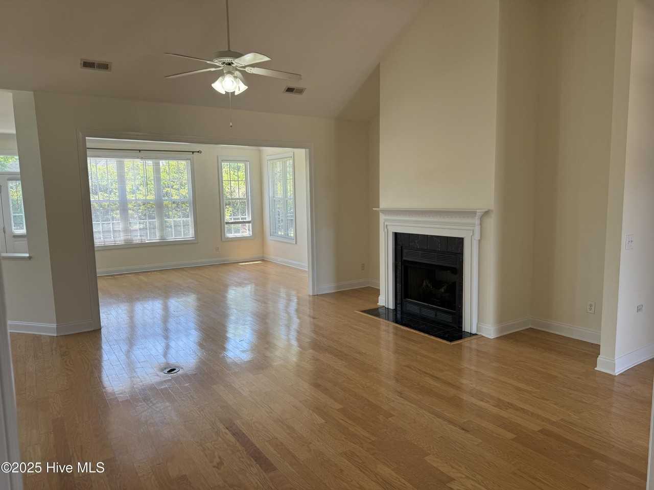 1052 Stonebridge Ln - Photo 5 of 22