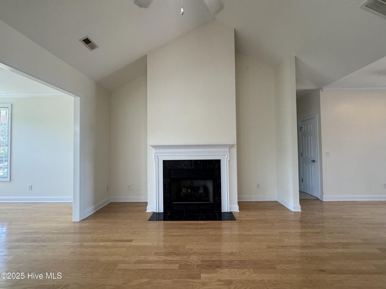 1052 Stonebridge Ln - Photo 7 of 22