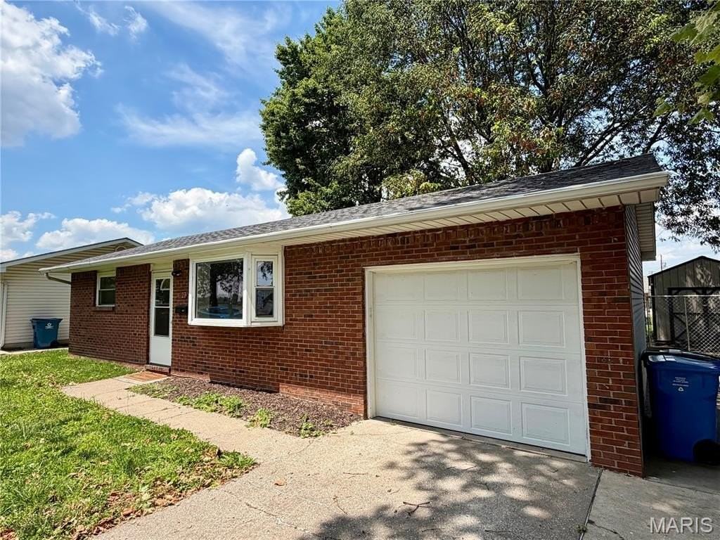 123 Irwin St - Photo 2 of 27