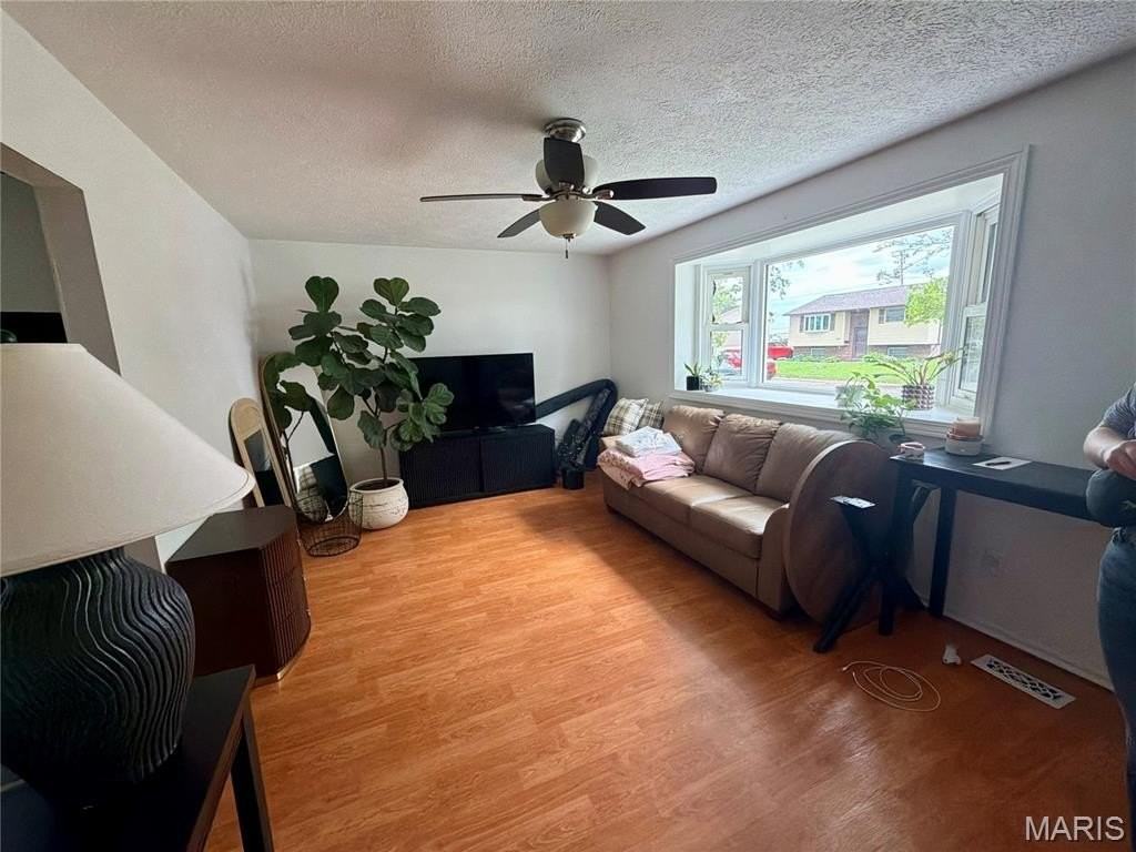 123 Irwin St - Photo 3 of 27