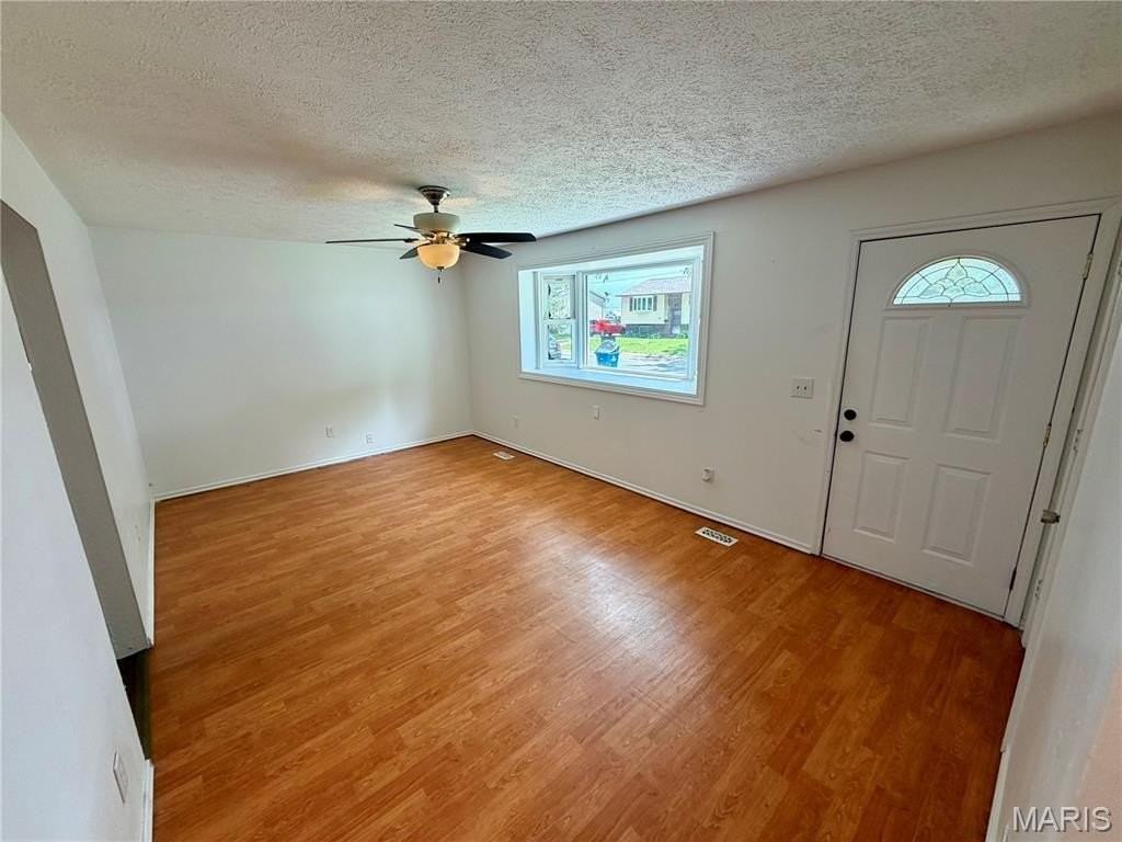 123 Irwin St - Photo 4 of 27