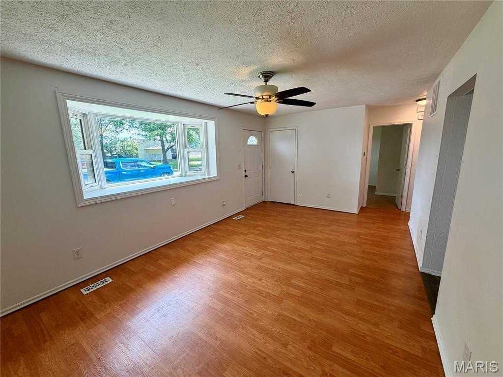 123 Irwin St - Photo 5 of 27
