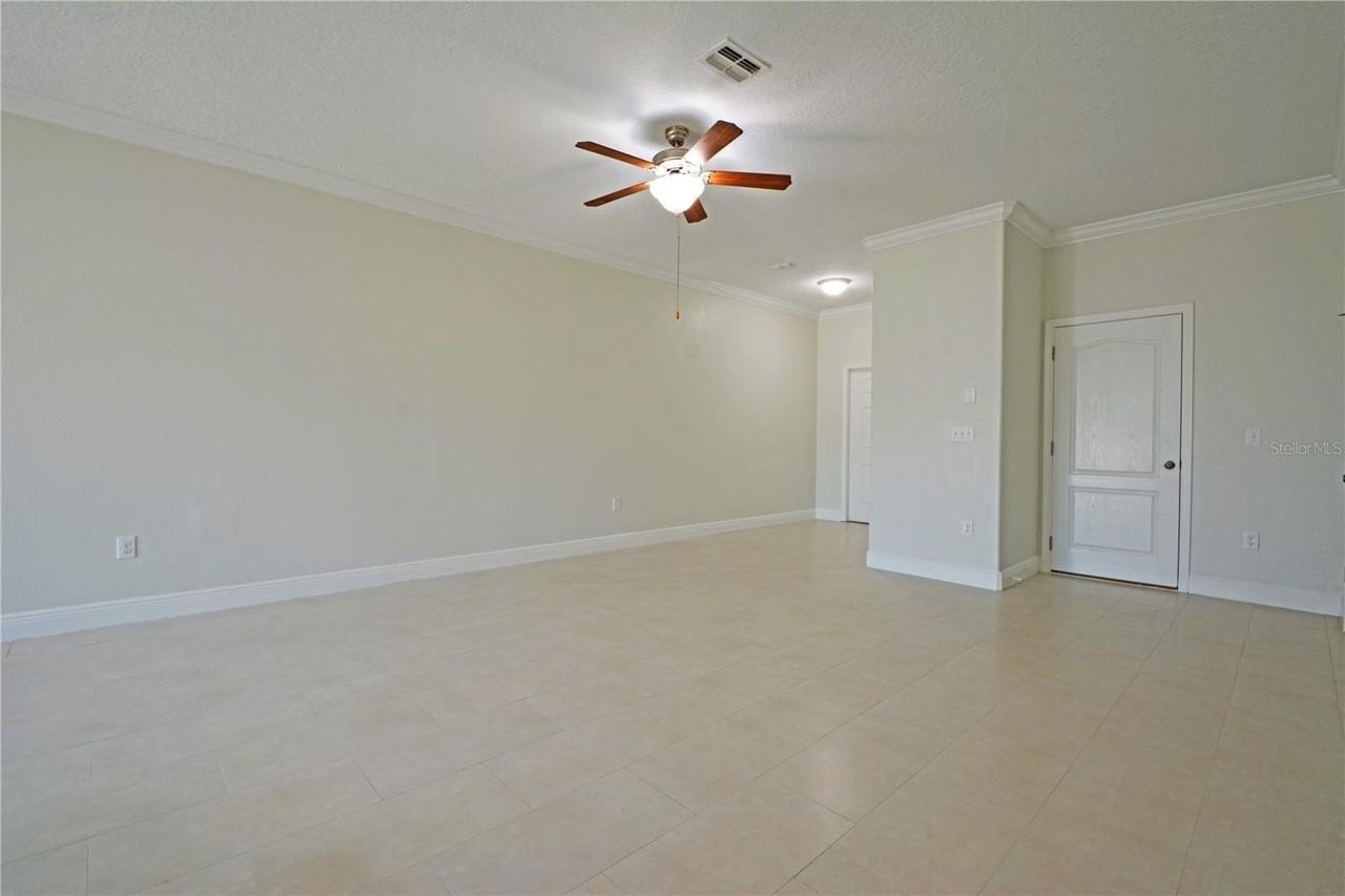 11925 Greengate Dr - Photo 4 of 47