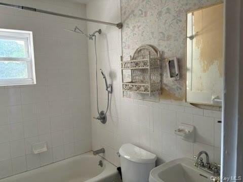 7 Goldman Rd #A - Photo 3 of 9