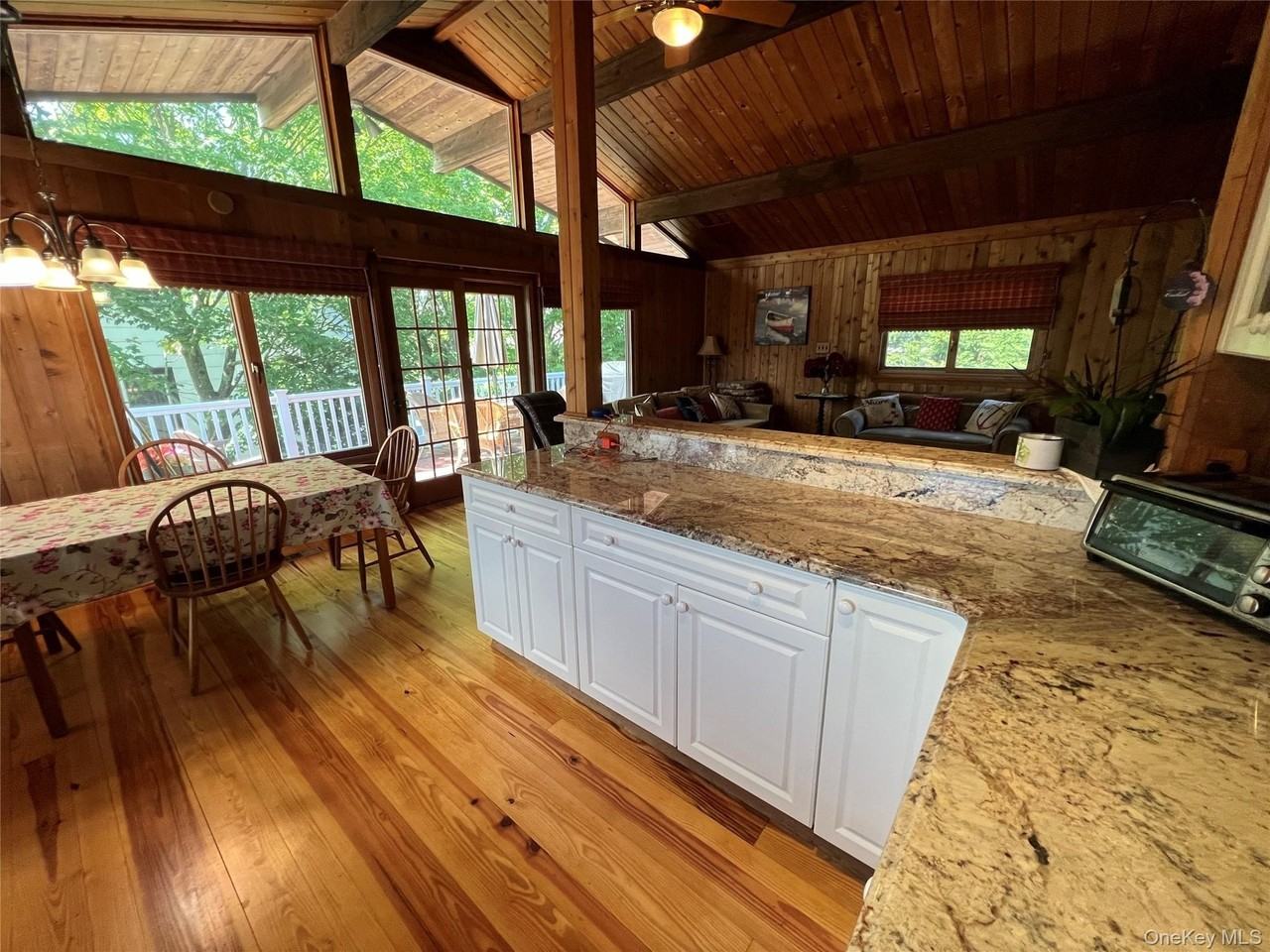 71 Garden City Ave - Photo 4 of 12