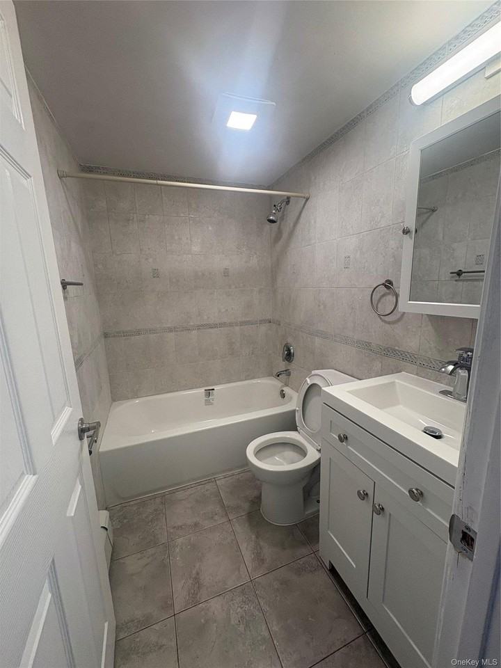 2060 Washington Ave - Photo 4 of 10