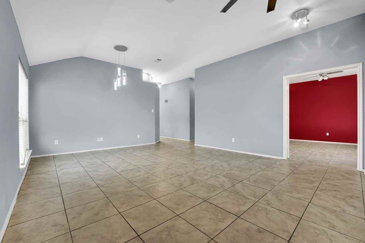 1708 Windcastle Dr - Photo 4 of 28