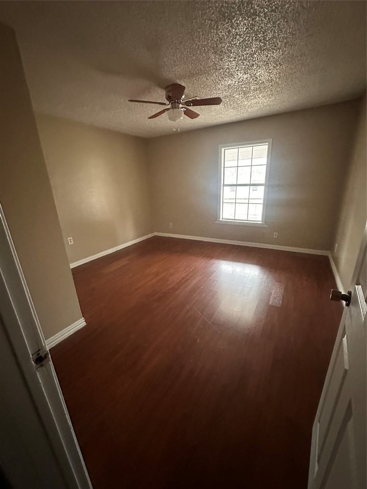 1208 Hall St - Photo 2 of 14