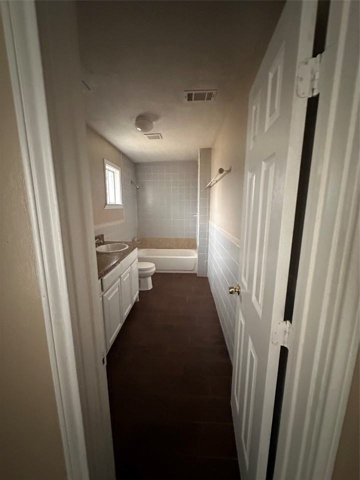 1208 Hall St - Photo 4 of 14