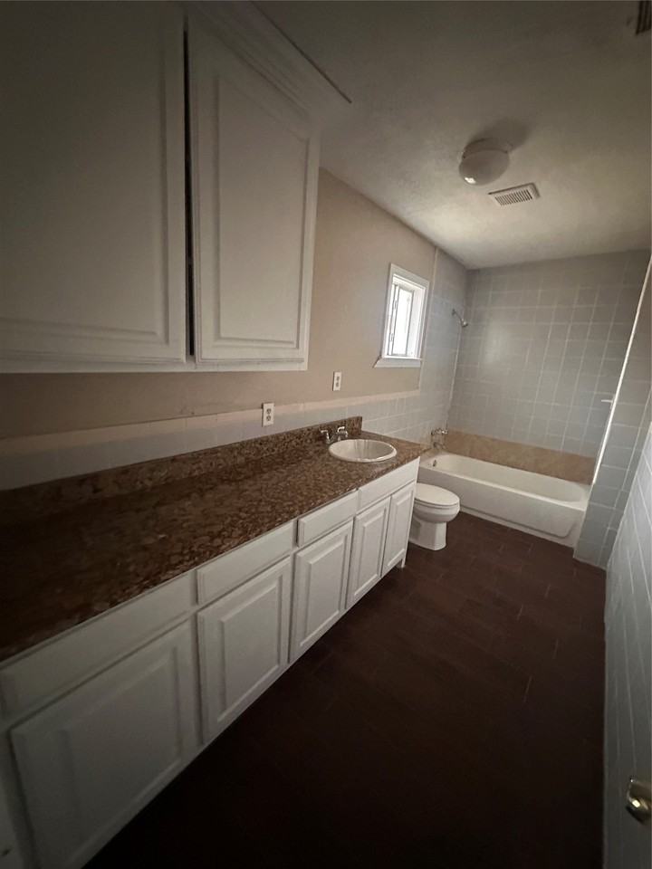 1208 Hall St - Photo 5 of 14