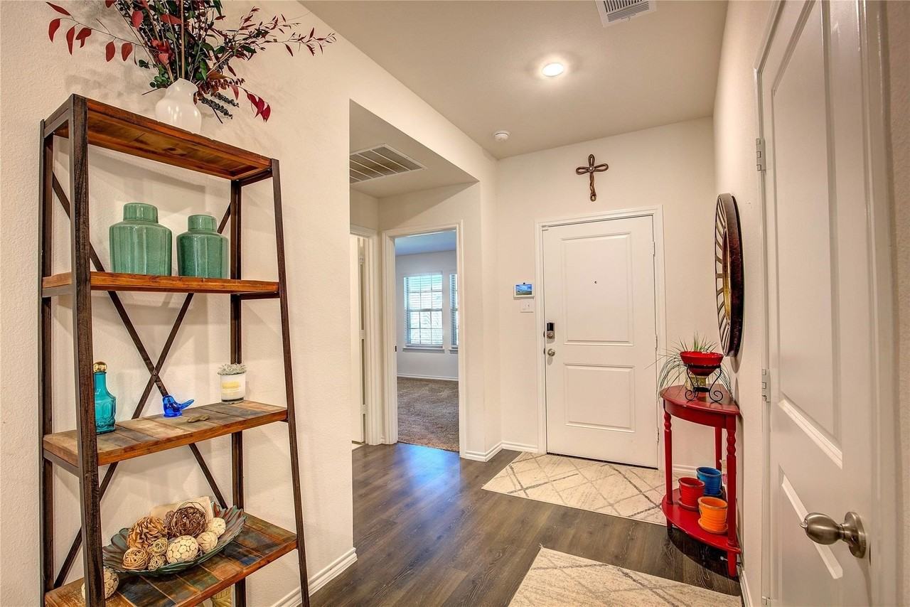 1004 Basswood Ln - Photo 2 of 35