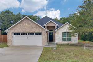 featured image of 2734 Waters Edge