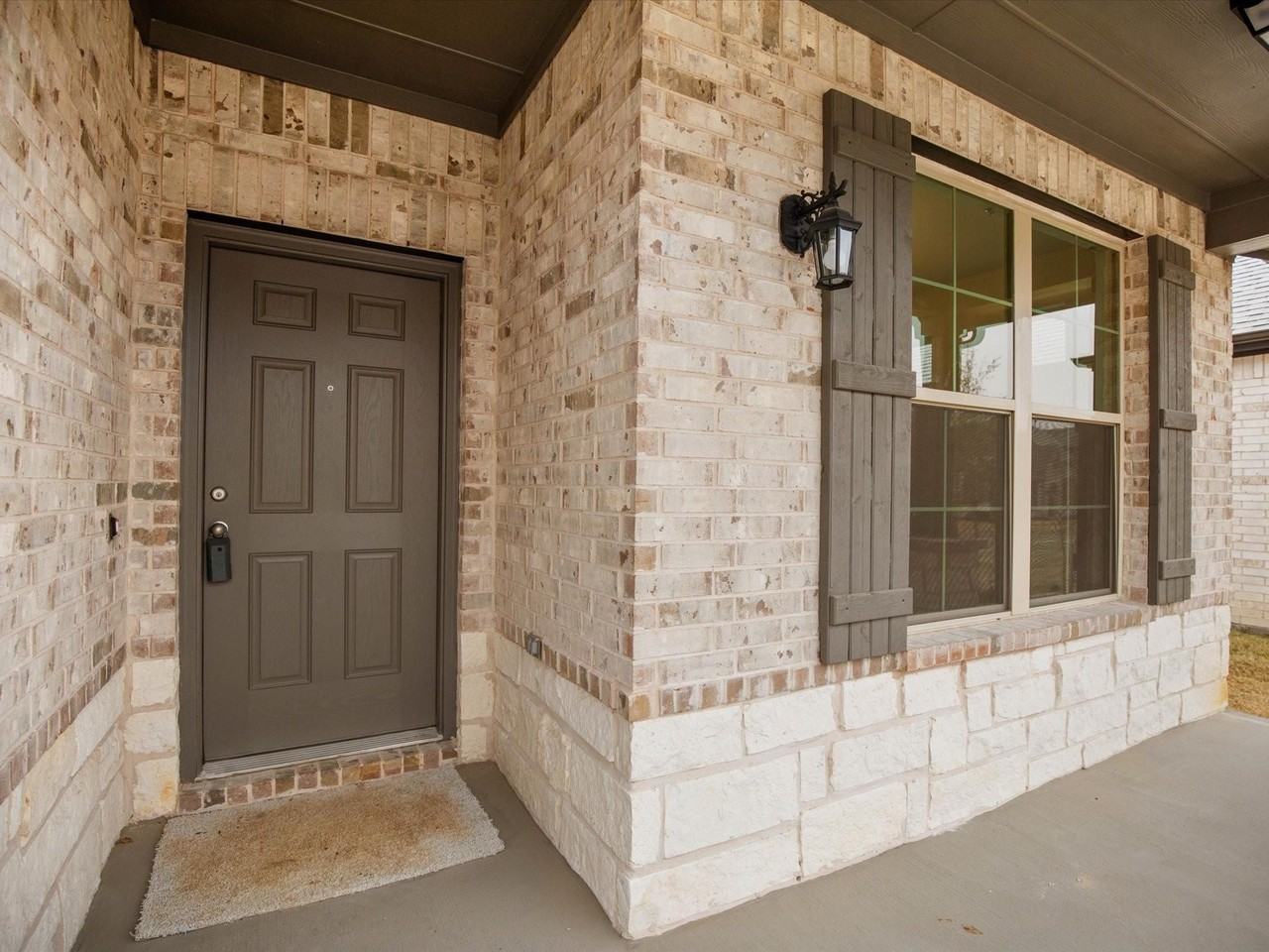 2036 Almassera Dr - Photo 4 of 33