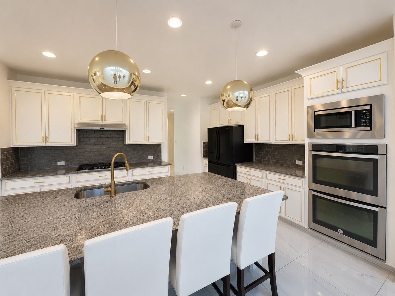 1901 Oakston Dr - Photo 5 of 36