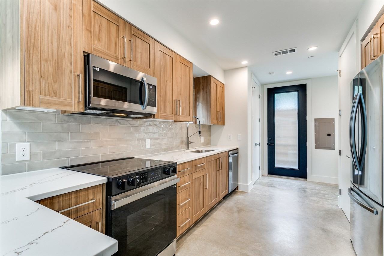 4715 Live Oak St #104 - Photo 3 of 18
