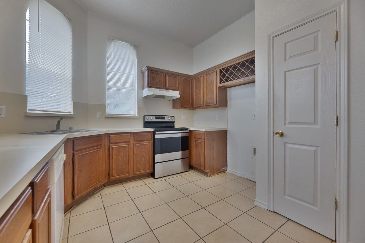 12411 Summer Hill Dr - Photo 5 of 18