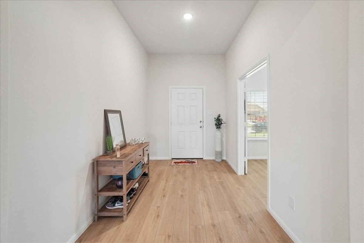 1004 Pineview Ln - Photo 4 of 26