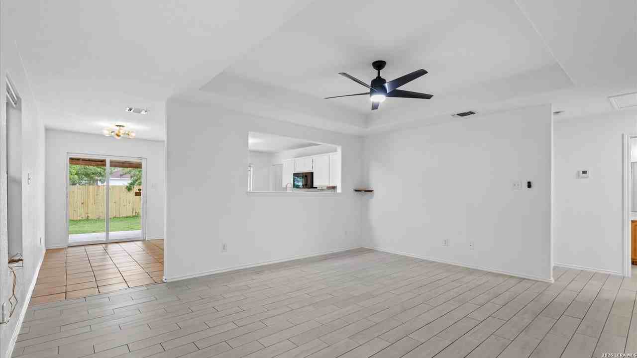 6023 Lake Victoria St - Photo 4 of 18