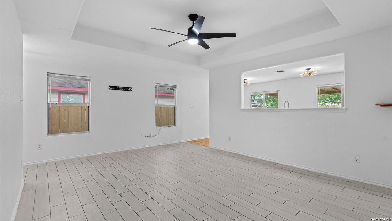 6023 Lake Victoria St - Photo 5 of 18