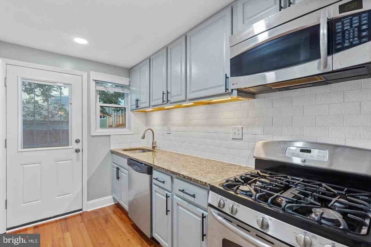 225 14th Pl Ne - Photo 7 of 20