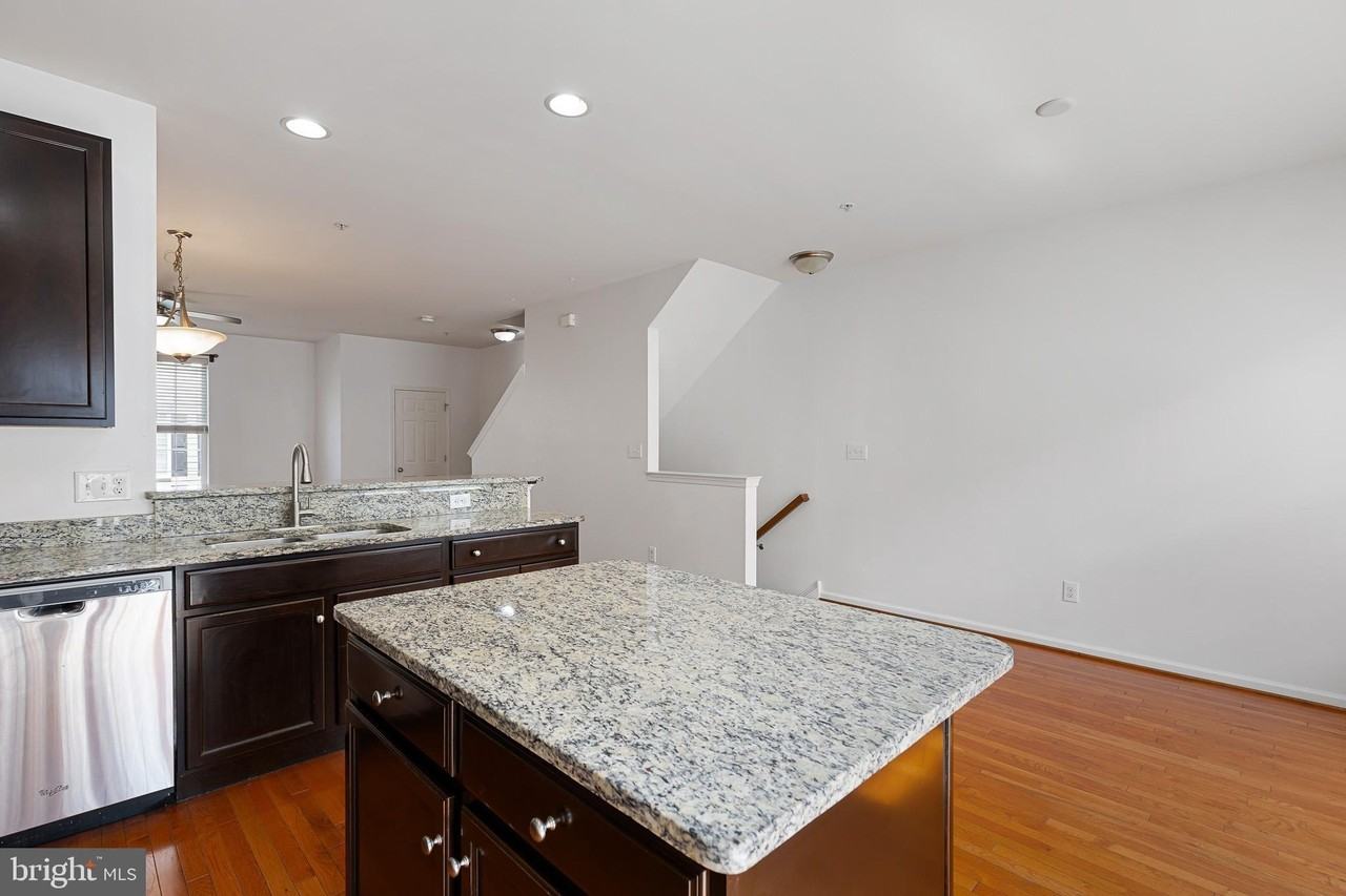 1367 Parish Ave - Photo 4 of 25