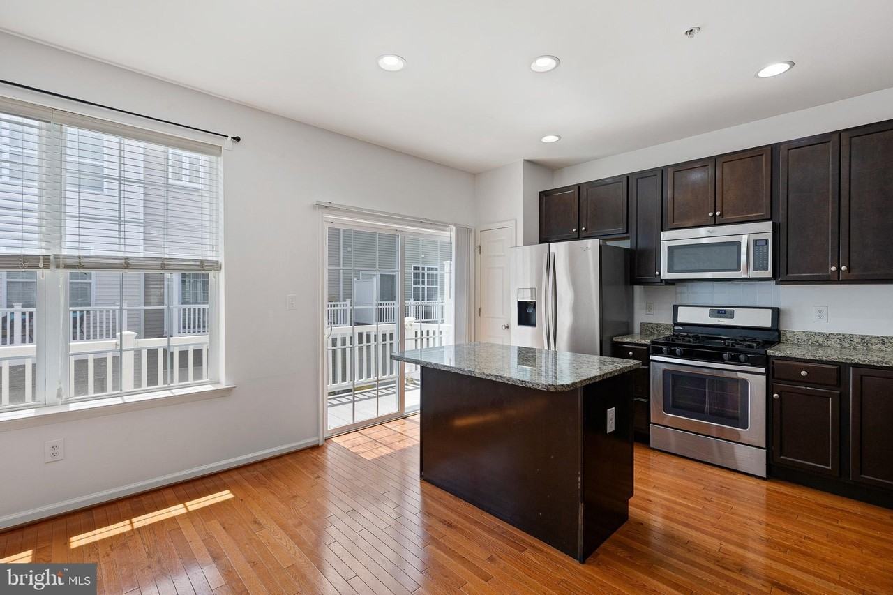 1367 Parish Ave - Photo 6 of 25