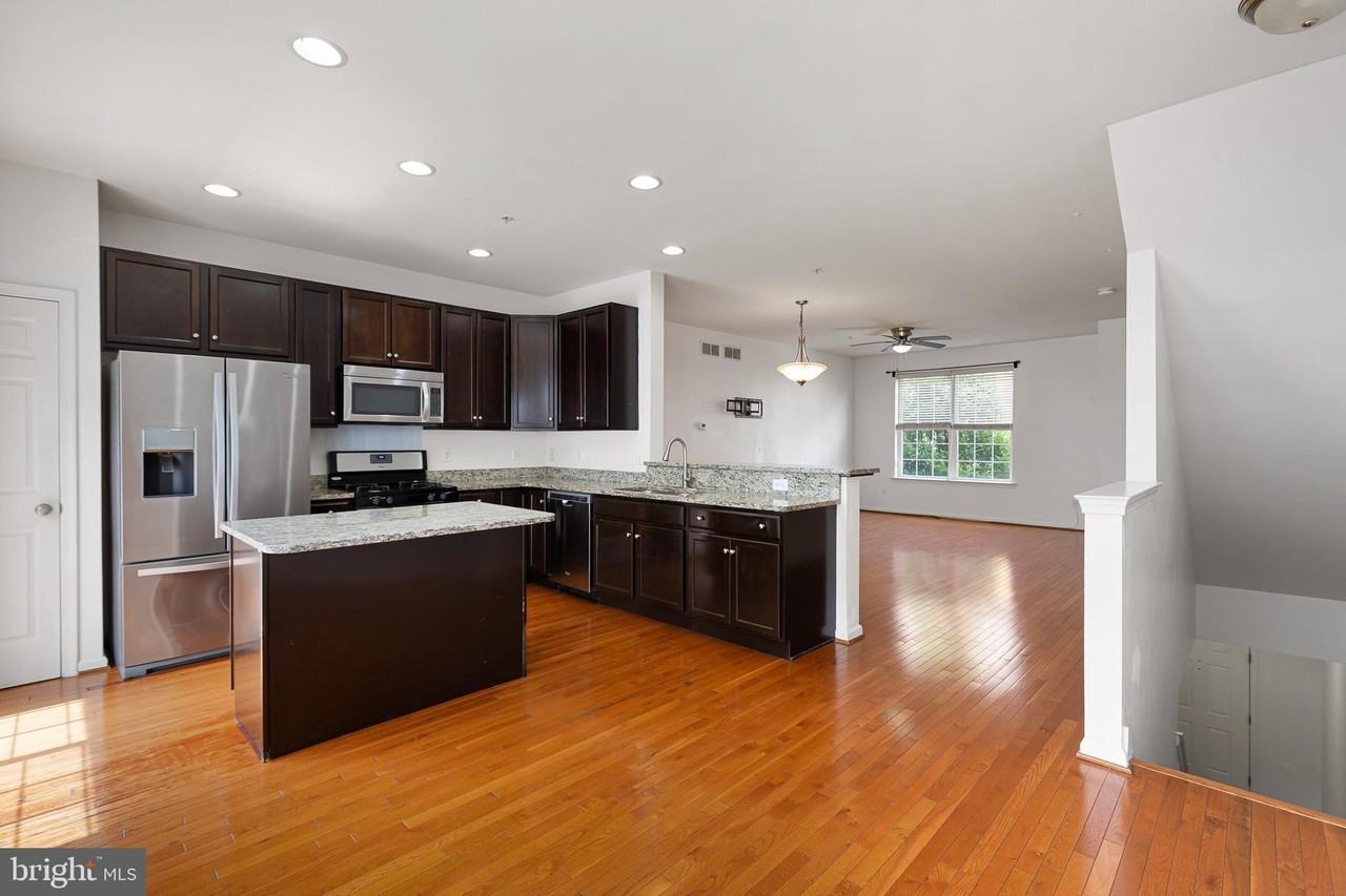 1367 Parish Ave - Photo 7 of 25