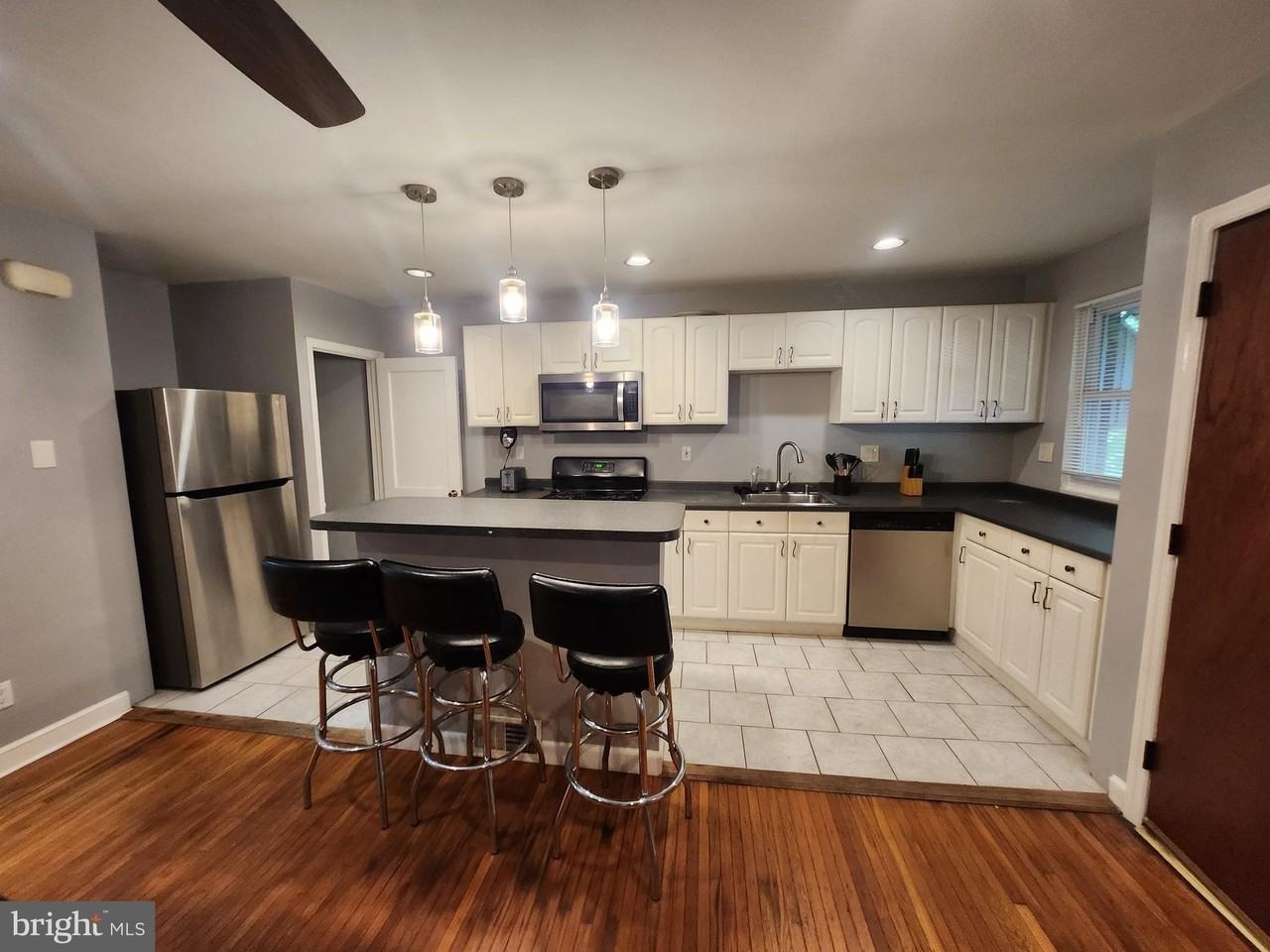 5819 Bustleton Ave - Photo 4 of 37