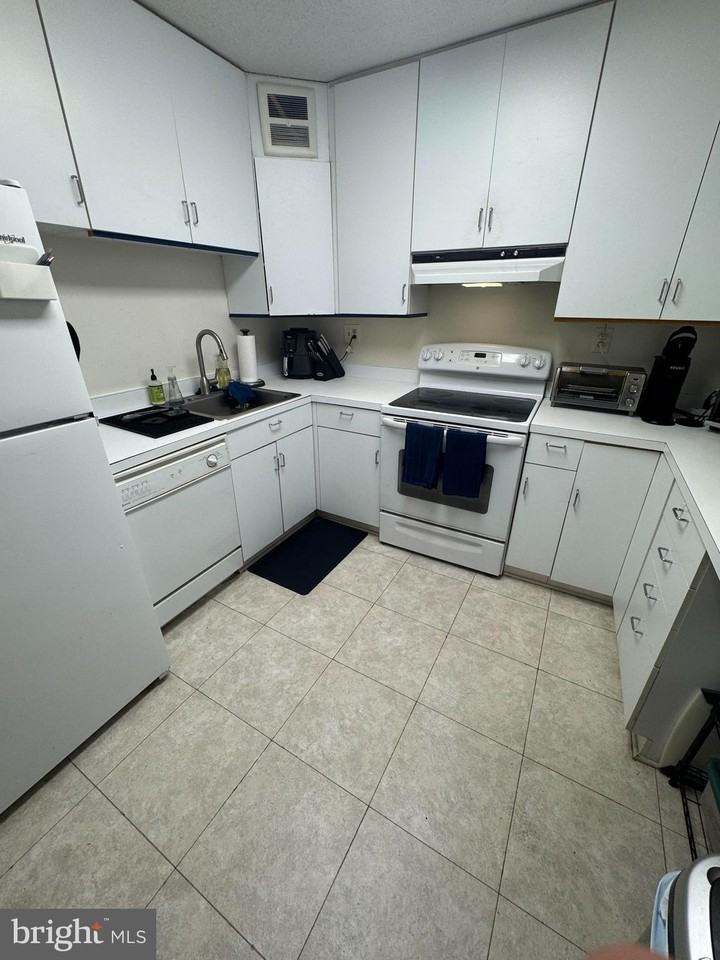 8350 Greensboro Dr #802 - Photo 3 of 15