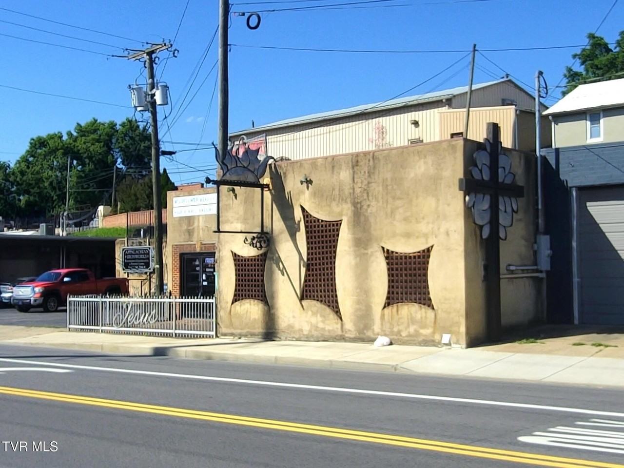 1009 E Sullivan St - Photo 3 of 17