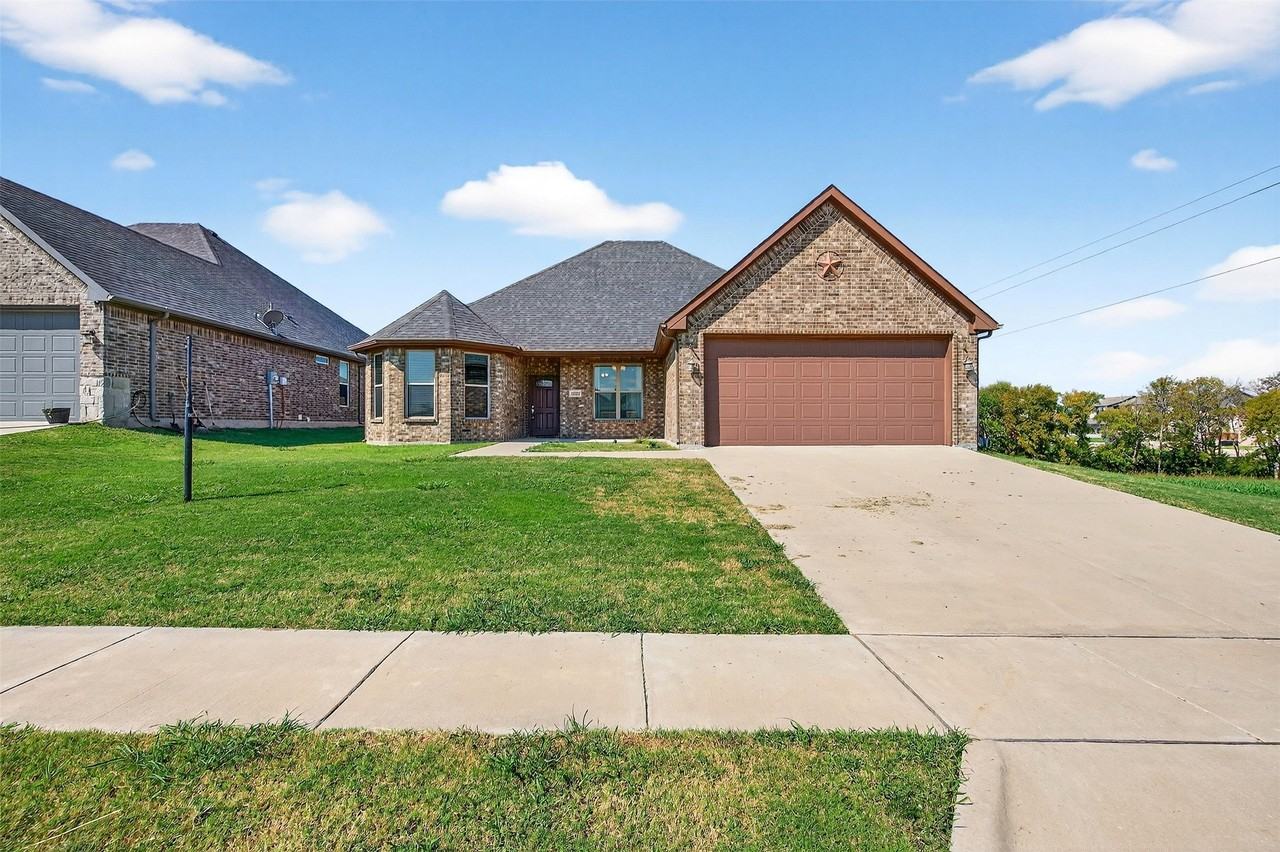 1020 Silverton Dr - Photo 3 of 32