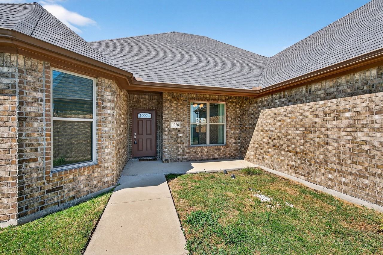 1020 Silverton Dr - Photo 4 of 32