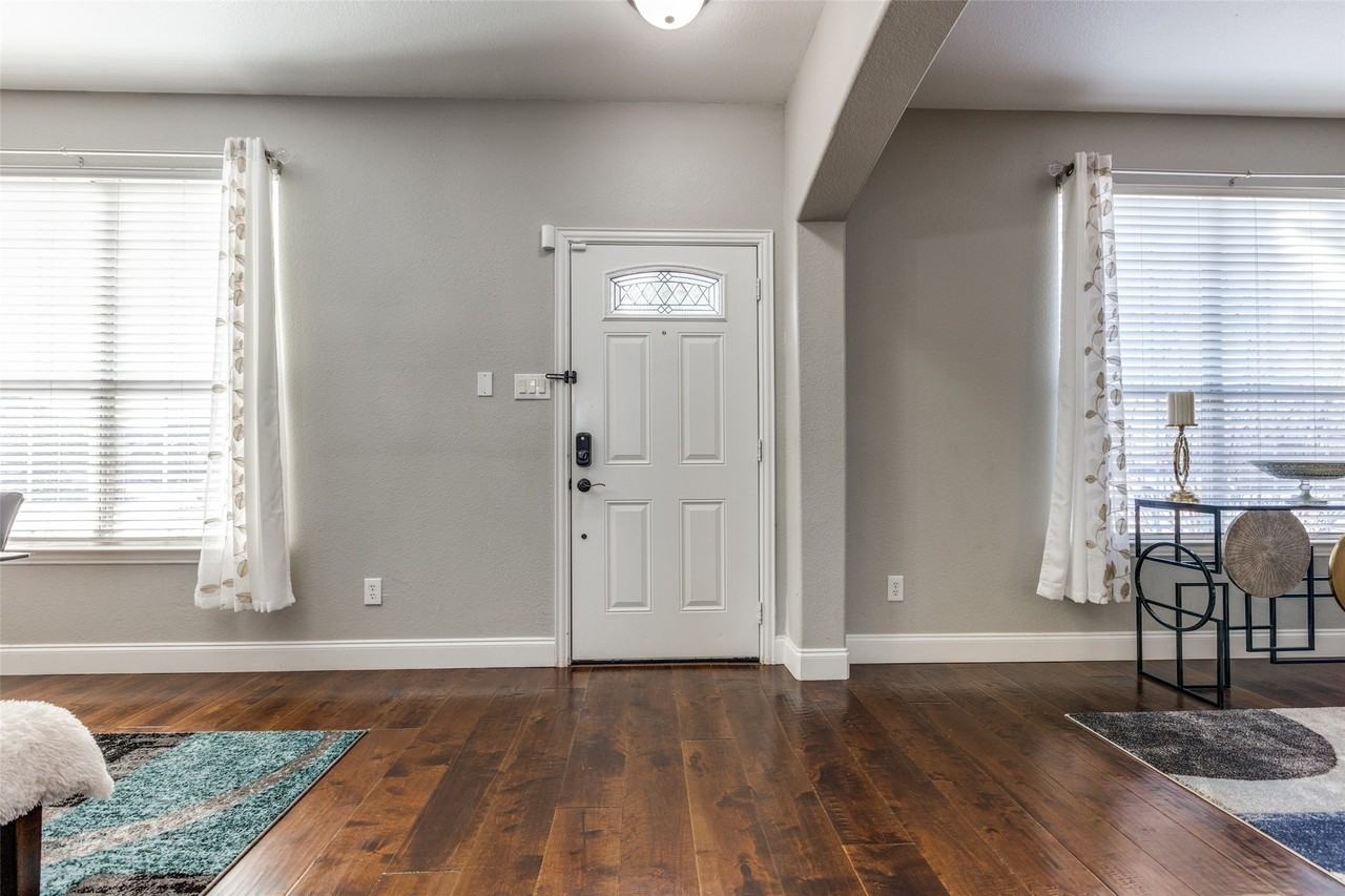1427 Hanover Ln - Photo 3 of 25
