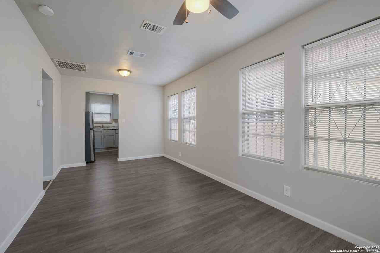 325 S Hackberry St #1 - Photo 5 of 24