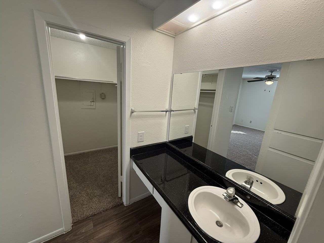11255 Huebner Oaks - Photo 2 of 13