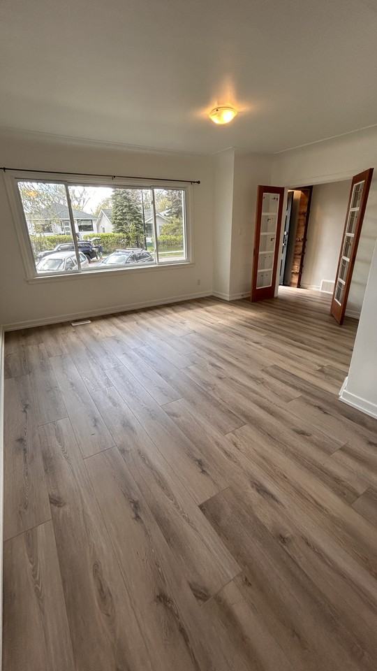 SF228 | Spacious 4 Bedroom Main Floor Home – Central Edmonton - Photo 3 of 7