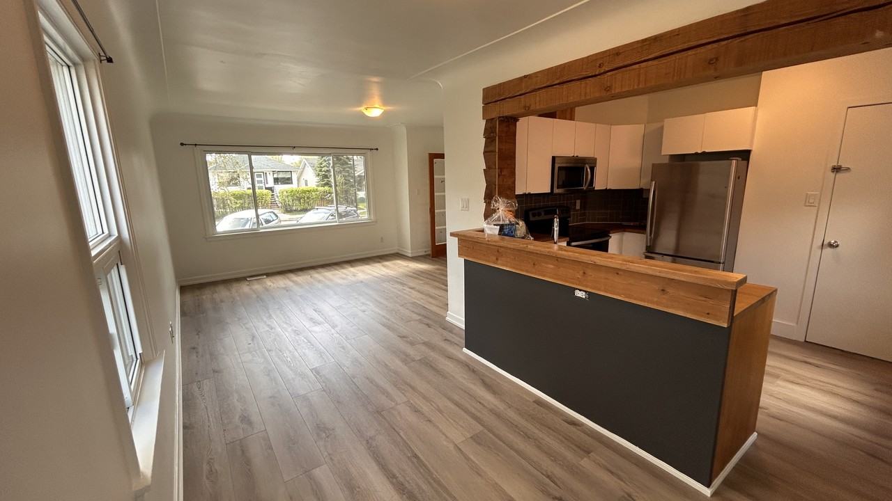 SF228 | Spacious 4 Bedroom Main Floor Home – Central Edmonton - Photo 4 of 7