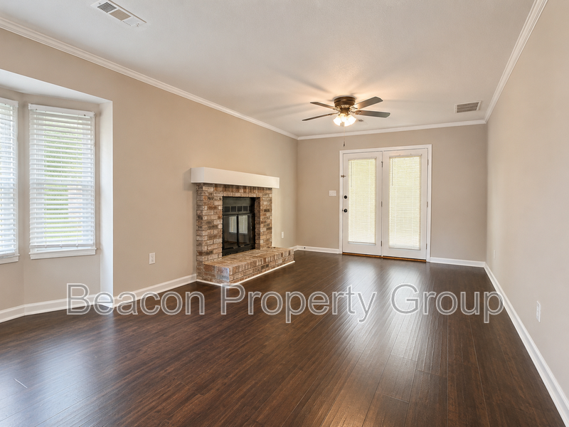 140 Williamsburg Way - Photo 4 of 16