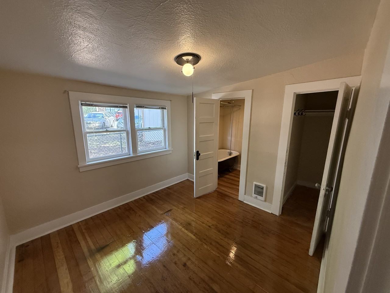 406 Northwest Wall Street #1 - Photo 2 of 7