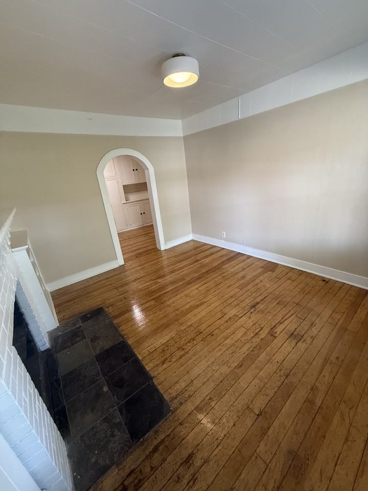 406 Northwest Wall Street #1 - Photo 3 of 7