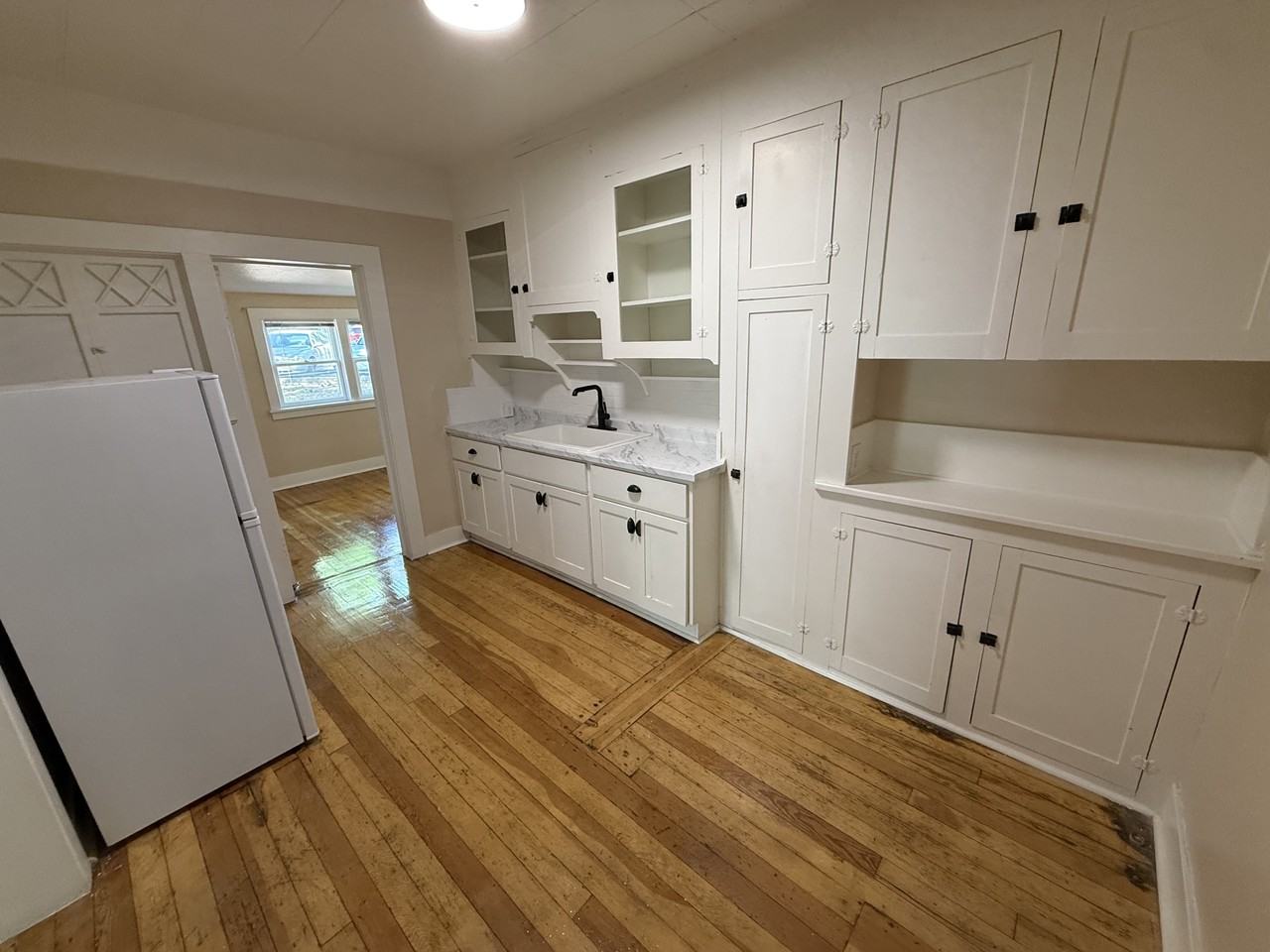 406 Northwest Wall Street #1 - Photo 4 of 7