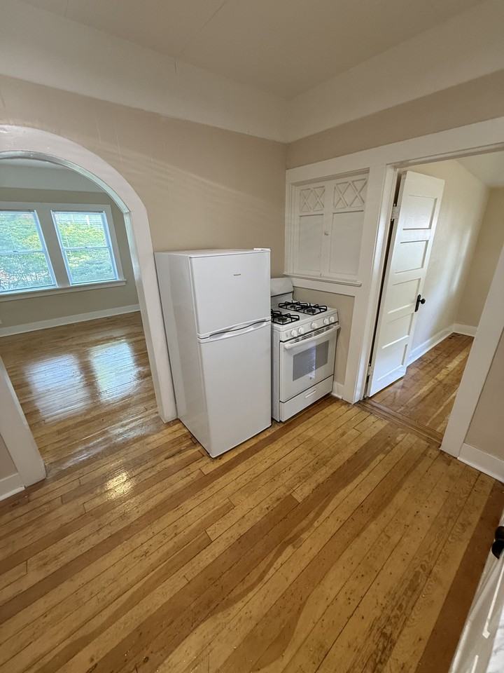 406 Northwest Wall Street #1 - Photo 6 of 7