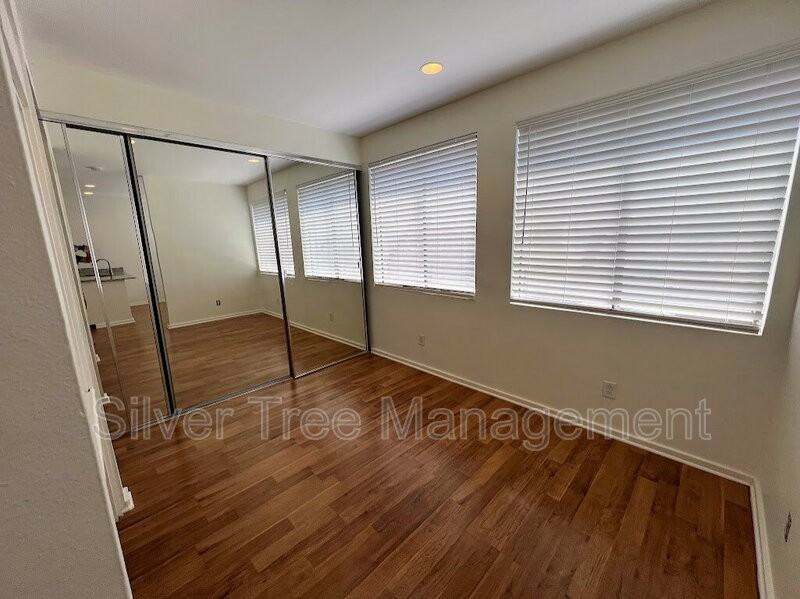 4015 Bowser Ave #E - Photo 7 of 8