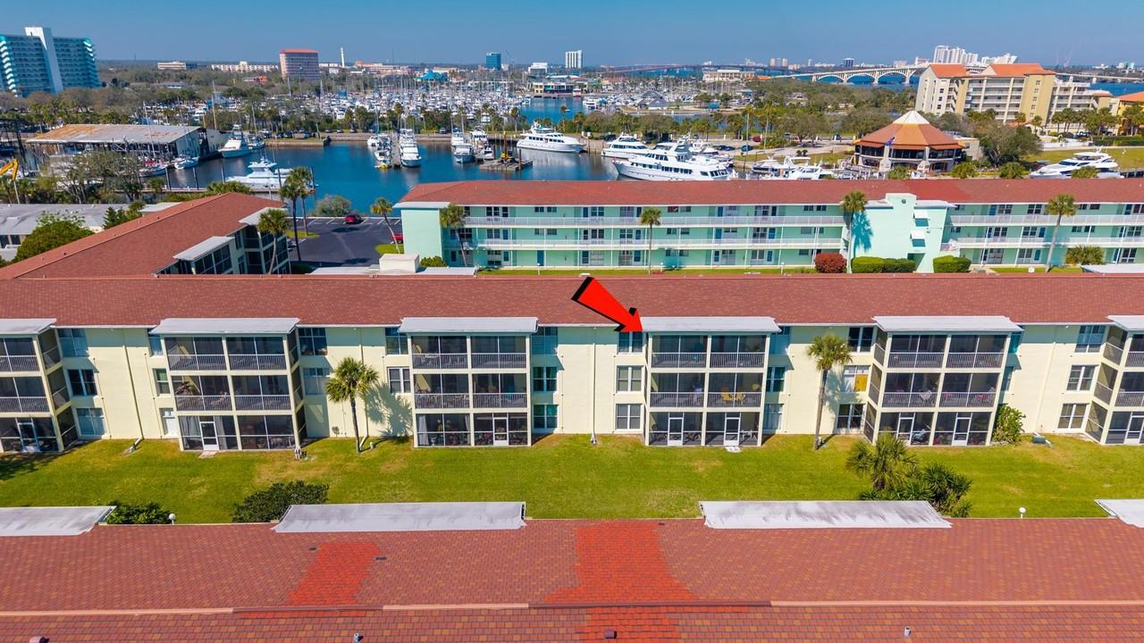 717 S Beach St - Photo 3 of 21