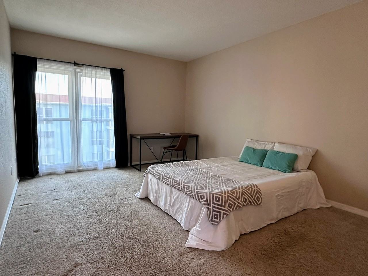 717 S Beach St - Photo 6 of 21